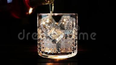 酒吧老板把威士忌倒在杯子里，木桌上放<strong>冰块</strong>，黑黑的<strong>背景</strong>，把重点放在<strong>冰块</strong>上，威士忌可以放松